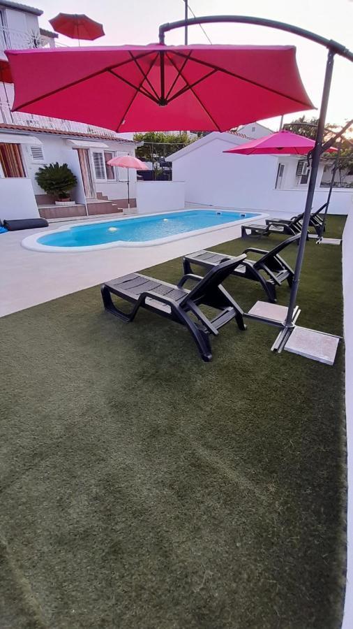 Apartments Mihovilovic - 50 M From Beach Slatine Exteriör bild